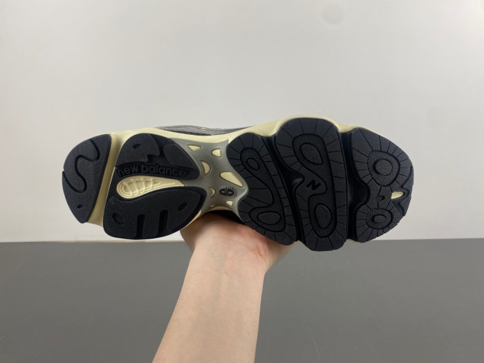 The New Balance 1000 “Silver Metallic” M1000SL.