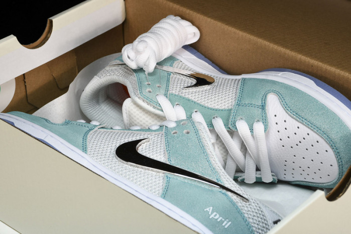 APRIL SKKATEBOARDS x NK SB Dunk Low   FD2562-400