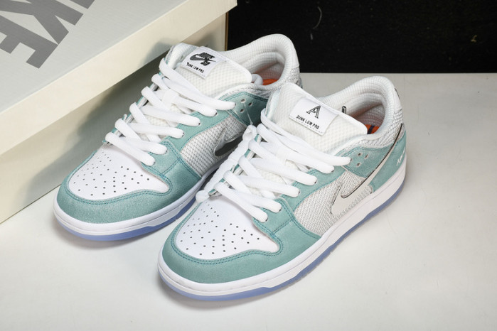 APRIL SKKATEBOARDS x NK SB Dunk Low   FD2562-400