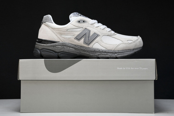 New Balance M990BY3