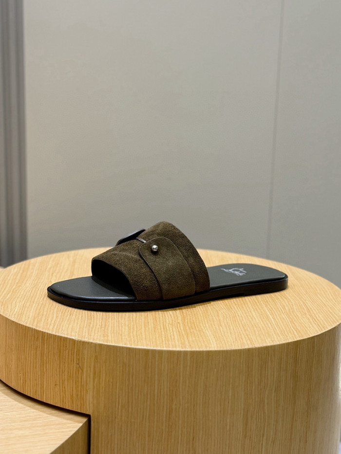 CL SLIPPERS