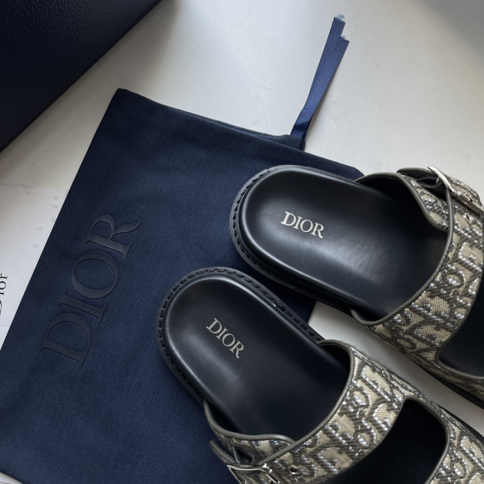 DO DESIGNER SLIPPERS