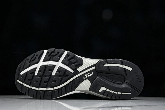 New Balance MR993BK