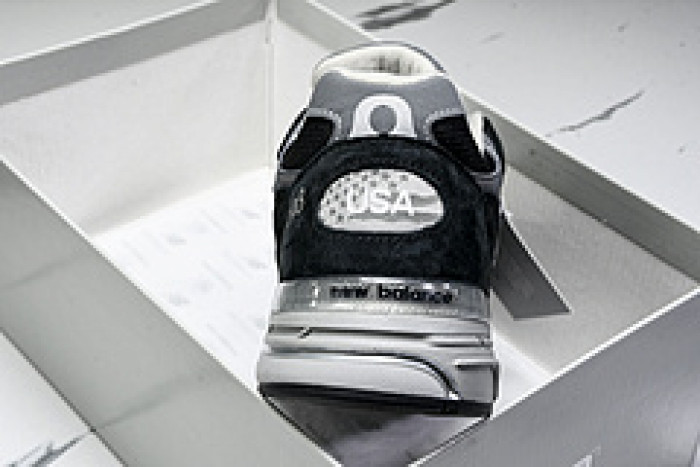 New Balance MR993BK