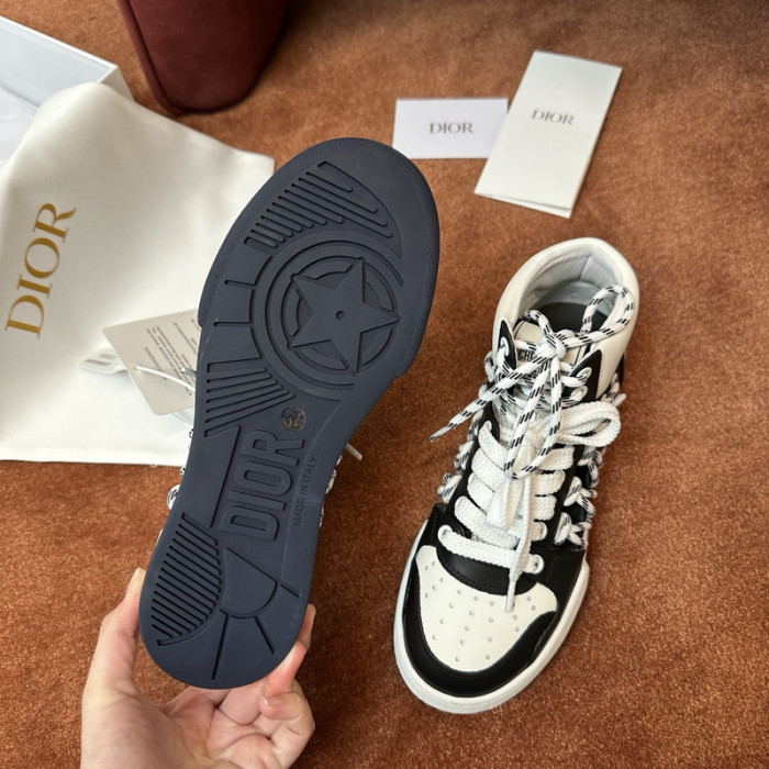 D designer sneaker